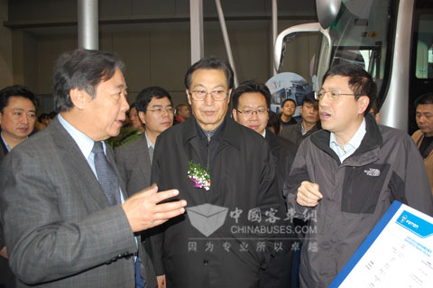福田歐輝客車(chē)事業(yè)部劉國(guó)強(qiáng)副總經(jīng)理（右一）向參會(huì)領(lǐng)導(dǎo)介紹歐輝展車(chē)