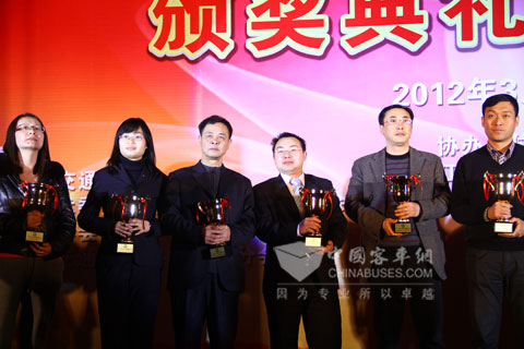 福田歐輝客車(chē)事業(yè)部品牌與營(yíng)銷(xiāo)管理部吳斯華副部長(zhǎng)（右三）領(lǐng)獎(jiǎng)