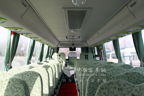 大金龍智慧校車從配件檢測、內(nèi)飾材料選擇等方面嚴(yán)格把控校車車內(nèi)空氣質(zhì)量