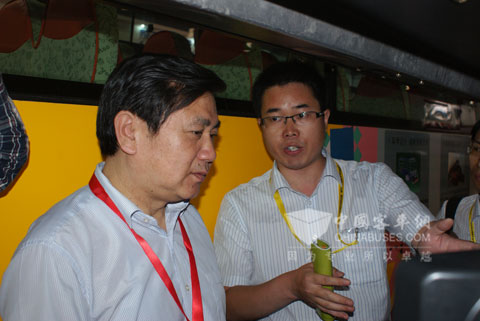 中國交通部副部長馮正霖詳細(xì)了解中通LNG氣瓶安裝情況