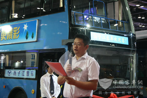 揚(yáng)子江雙層巴士首度亮相2012道路運(yùn)輸展