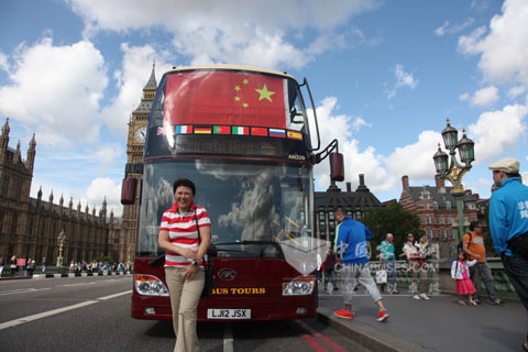 倫敦游客們?cè)诎矂P車前合影