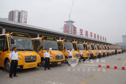 整裝待發(fā)的中通校車(chē)