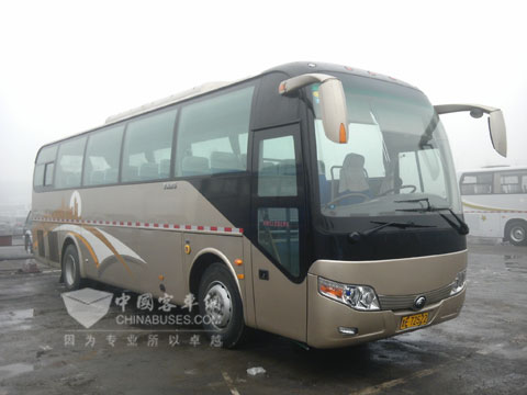 停放在勝利油田現(xiàn)河采油廠的通勤車