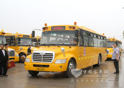 正在為孩子保駕護(hù)航的海格校車