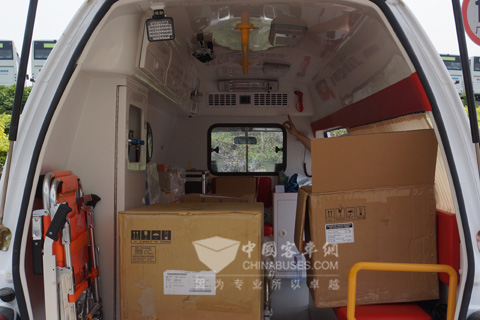 車內(nèi)配備有心電圖、除顫儀、呼吸機(jī)等多種醫(yī)療設(shè)備