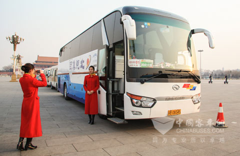 兩會(huì)禮儀和靚麗“國車”龍威合影