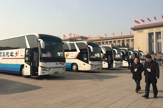 龍威車擔(dān)負(fù)會(huì)議期間各地參會(huì)代表及兩會(huì)媒體記者的通勤任務(wù)