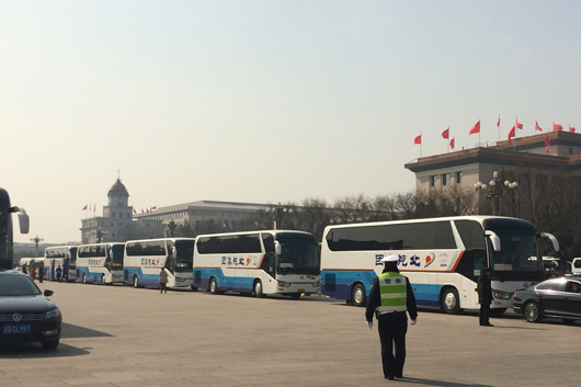 龍威車擔(dān)負(fù)會(huì)議期間各地參會(huì)代表及兩會(huì)媒體記者的通勤任務(wù)