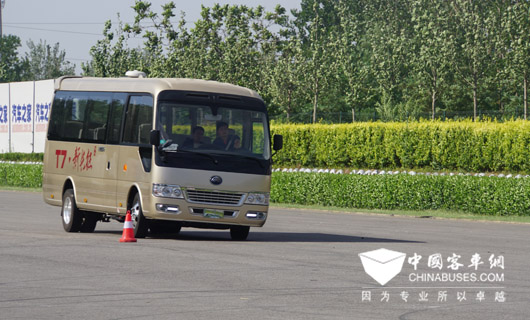 3、宇通T7優(yōu)越的防側(cè)滑技術(shù)讓乘客在復(fù)雜彎道和崎嶇路面也能體悅完美舒適感