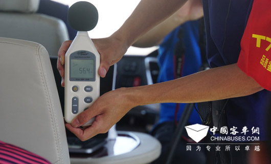 在怠速封閉空調(diào)車廂內(nèi)，車頭乘客區(qū)噪音測試為56分貝。