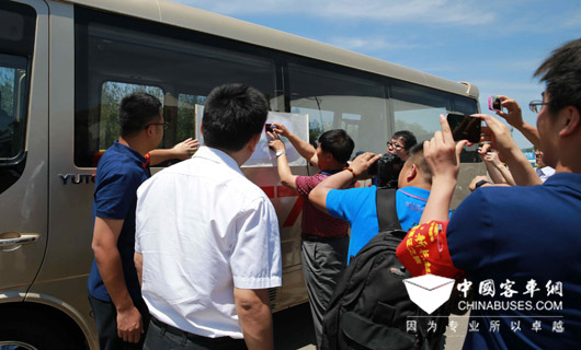 到場客戶代表熱情為T7可靠性品質(zhì)進(jìn)行見證。