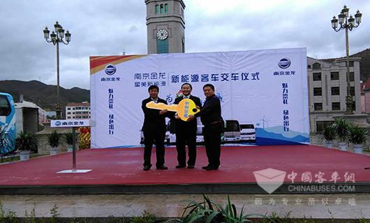 南京金龍大客事業(yè)部總經(jīng)理汪先鋒與客戶(hù)交接金鑰匙