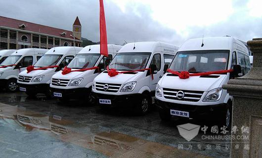 　交車(chē)儀式上的南京金龍D11純電動(dòng)商務(wù)車(chē)