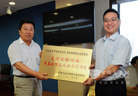交通運輸部副部長高宏峰向常運集團副總經(jīng)理黃細富授牌