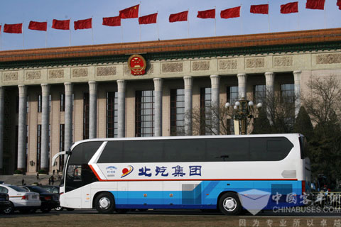 行駛在人民大會(huì)堂前的北汽車輛