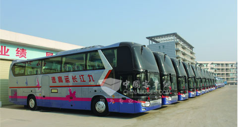 在九江長運(yùn)的運(yùn)營車輛中，金龍客車占據(jù)了半壁江山，圖為該公司批量購進(jìn)的XMQ6129Y8