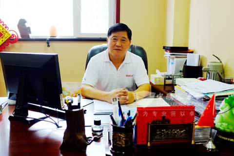 青島交運集團溫馨巴士公司總經(jīng)理曲國接受客車網(wǎng)采訪