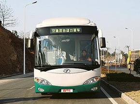 綠色環(huán)保體驗(yàn) 試駕安源油電混合動(dòng)力客車