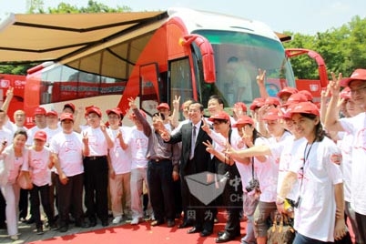 國內(nèi)首輛房車型愛心獻血車交付上海服務(wù)世博(圖集)