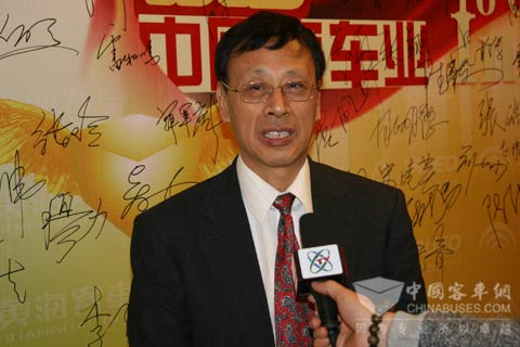 中國(guó)道路運(yùn)輸協(xié)會(huì)會(huì)長(zhǎng)姚明德在接受記者采訪
