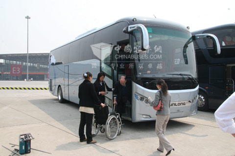 “這車對我們殘疾人很方便！”