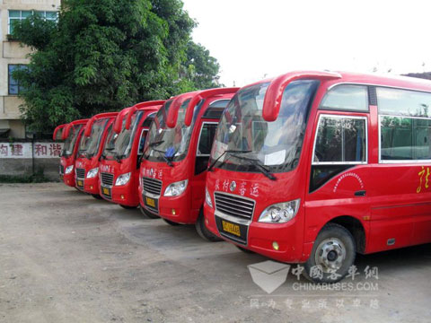 整齊劃一的農(nóng)村客運(yùn)車(chē)輛
