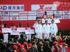 廈門(mén)市副市長(zhǎng)葉重耕、大金龍副總經(jīng)理徐向東等為女子全程馬拉松賽獲獎(jiǎng)選手頒獎(jiǎng)后合影