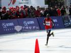 肯尼亞選手凱伯科里爾以2小時(shí)8分07秒成績(jī)奪冠，圖為沖刺瞬間