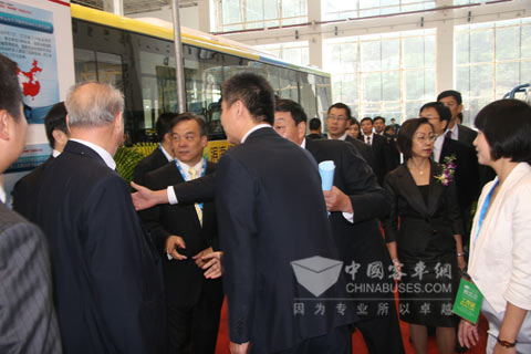 中國(guó)道路運(yùn)輸協(xié)會(huì)會(huì)長(zhǎng)楊利民等領(lǐng)導(dǎo)蒞臨中通展位指導(dǎo)工作