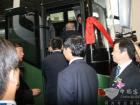 楊利民等領(lǐng)導(dǎo)登上中通客車展車體驗(yàn)