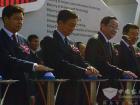 中央政治局委員俞正聲、工信部部長苗圩等領(lǐng)導(dǎo)按下開幕式啟動按鈕