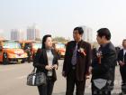恒通客車副總經(jīng)理雷燕(左)向兗州市副市長劉曉林(右)、兗州公共汽車公司總經(jīng)理穆保國(中)介紹恒通專業(yè)助學(xué)車