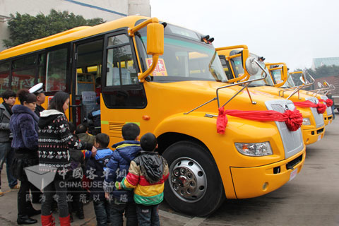 孩子們登上恒通新校車，高興不已