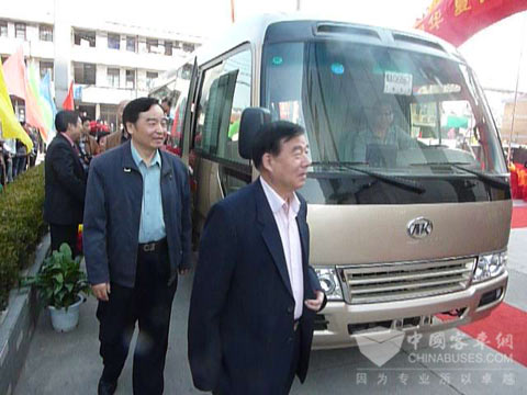 韓德彩、喬泰陽(yáng)等老將軍以及中央電視臺(tái)臺(tái)長(zhǎng)趙化勇親身體驗(yàn)江淮·寶斯通
