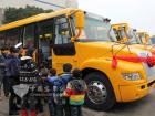 孩子們登上恒通新校車，高興不已