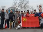 歐輝客車團(tuán)委組織開(kāi)展“無(wú)私奉獻(xiàn)，學(xué)習(xí)雷鋒”活動(dòng)，青年員工清掃完廠區(qū)外留念