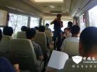 爬坡測試中，宇通T7上坡爬坡平穩(wěn)靜止，仰角坡度27°