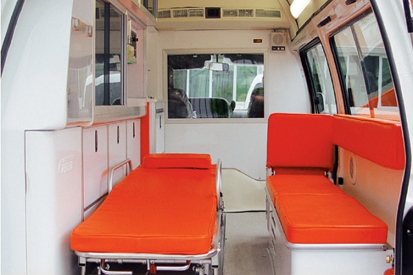 金旅XML5035XJH15救護(hù)車(chē)（汽油國(guó)五5-7座）