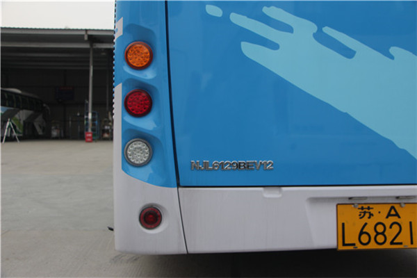 南京金龍NJL6129BEV8公交車（純電動(dòng)24-36座）