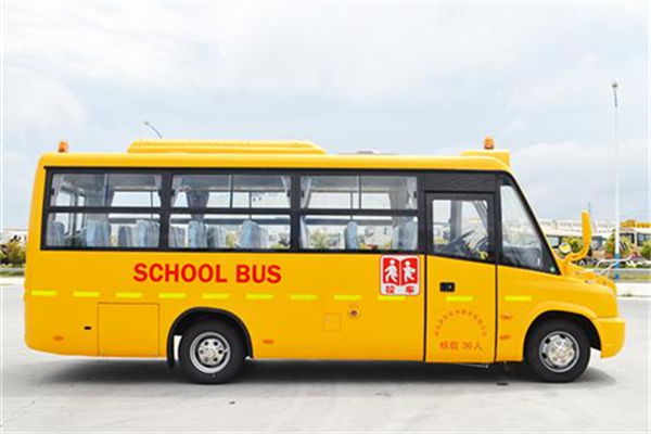 亞星JS6750XCP01小學(xué)生專(zhuān)用校車(chē)（柴油國(guó)五24-36座）