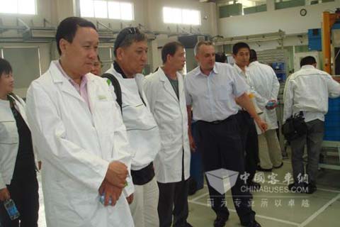 浙江省公交協(xié)會(huì)秘書長聽取法國專家的介紹