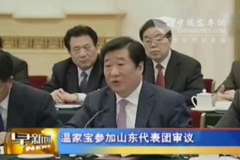 溫家寶聽(tīng)取人大代表、濰柴集團(tuán)董事長(zhǎng)譚旭光的發(fā)言