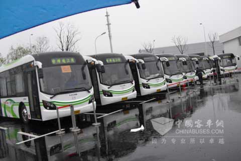 裝配華強(qiáng)空調(diào)的世博會大巴