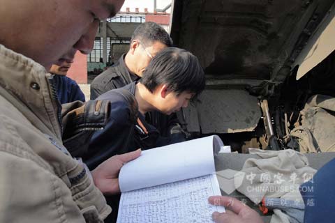 東風(fēng)康明斯服務(wù)人員在對一臺一百二十萬公里 無大修的機(jī)器進(jìn)行核查