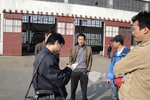 東風(fēng)康明斯工作人員與用戶交談,收集用戶對發(fā)動機(jī) 操作保養(yǎng)的心得