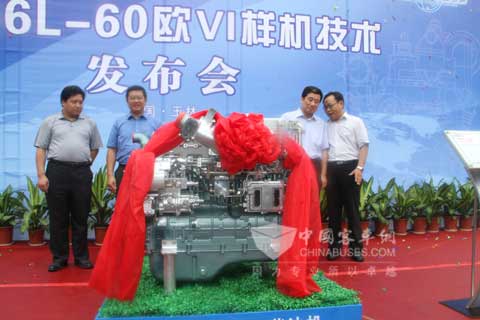 中國首個歐VI排放發(fā)動機在玉柴研制成功（左三為玉柴董事局主席晏平）