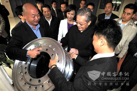 周光召詢問諾德輪轂對于技術(shù)研發(fā)的創(chuàng)新模式