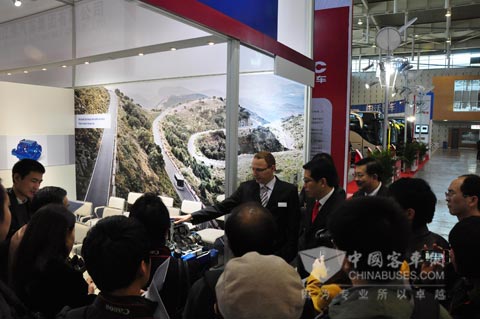 福伊特驅(qū)動(dòng)公路產(chǎn)品亮相南京客車展與媒體進(jìn)行交流