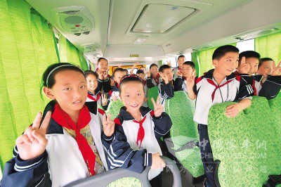 松濤玉柴希望小學(xué)學(xué)生們坐在玉柴捐贈的校車?yán)? width=